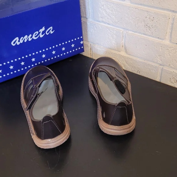 Ameta Girls Brown Leather Closed-Toe Sandals / Shoes - Size 4 - Picture 2 of 5
